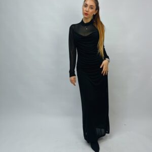 Abito lungo con voilè e trasparenze