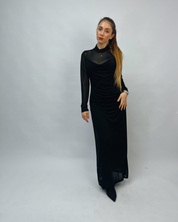 Abito lungo con voilè e trasparenze