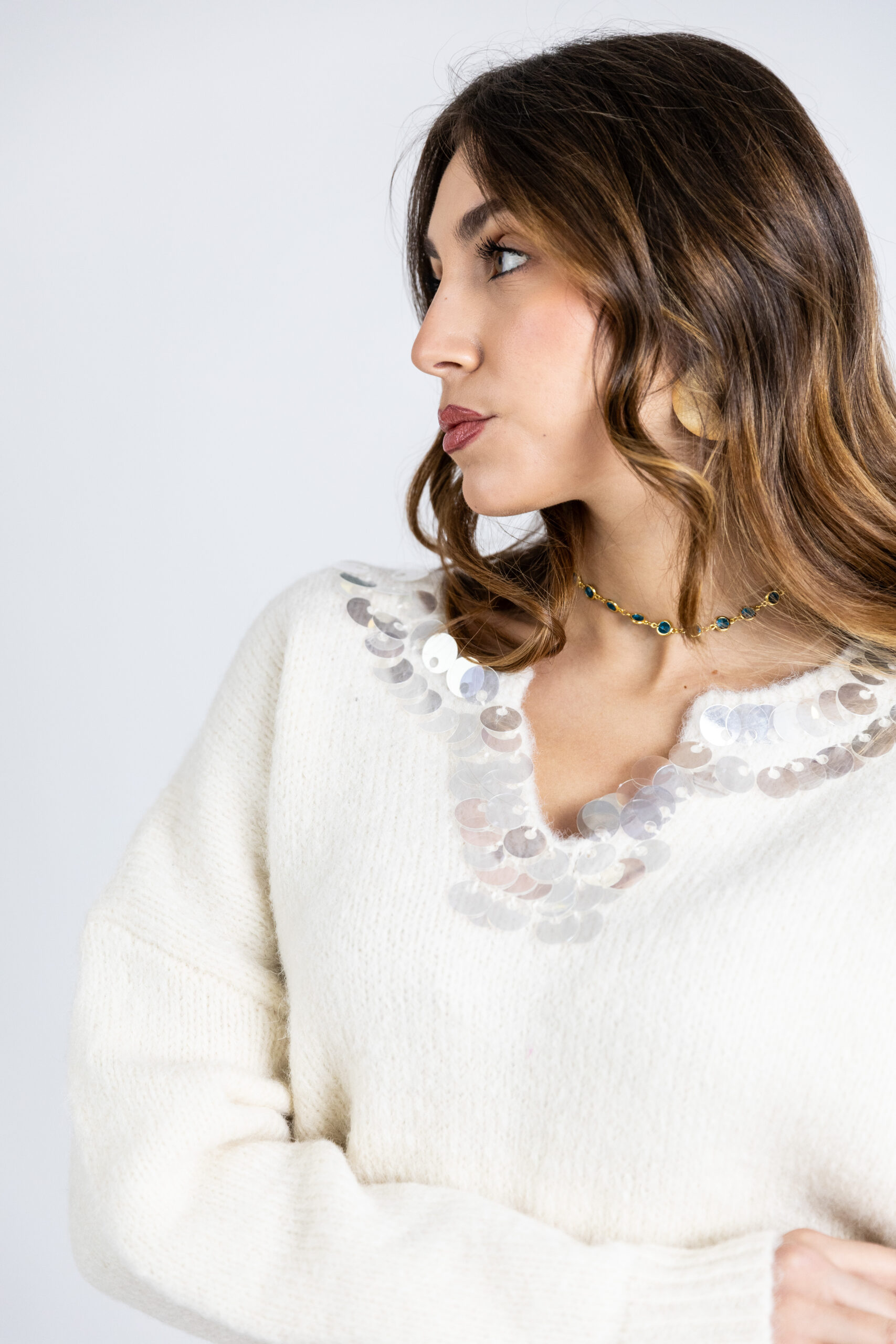 Maglione scollo V con paillettes - immagine 3