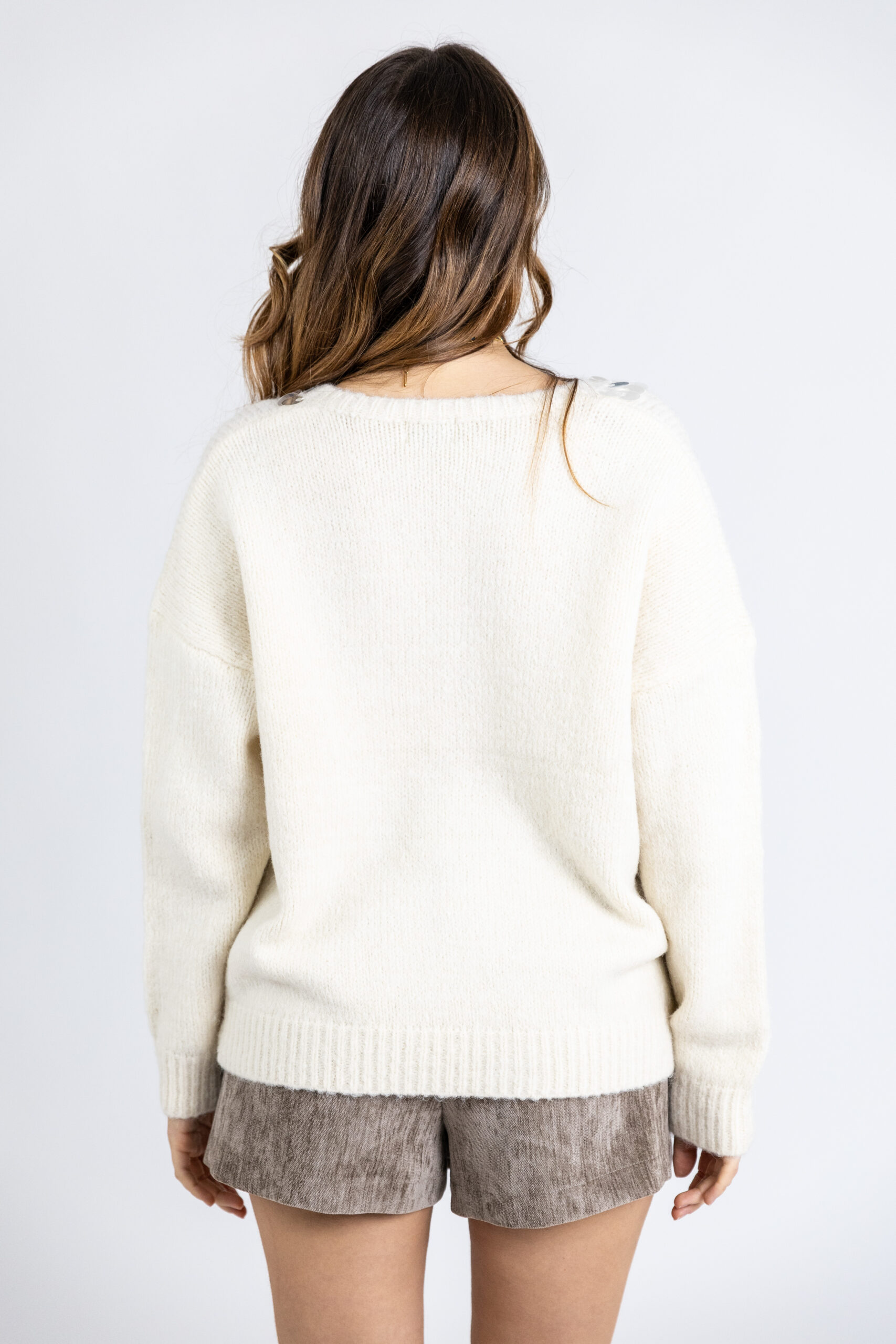 Maglione scollo V con paillettes - immagine 4