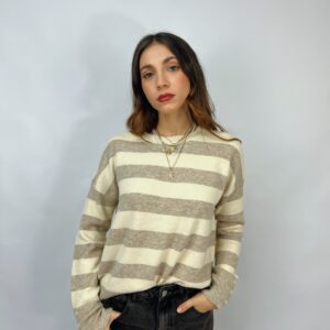 Maglia girocollo rigata con dettaglio bottoni