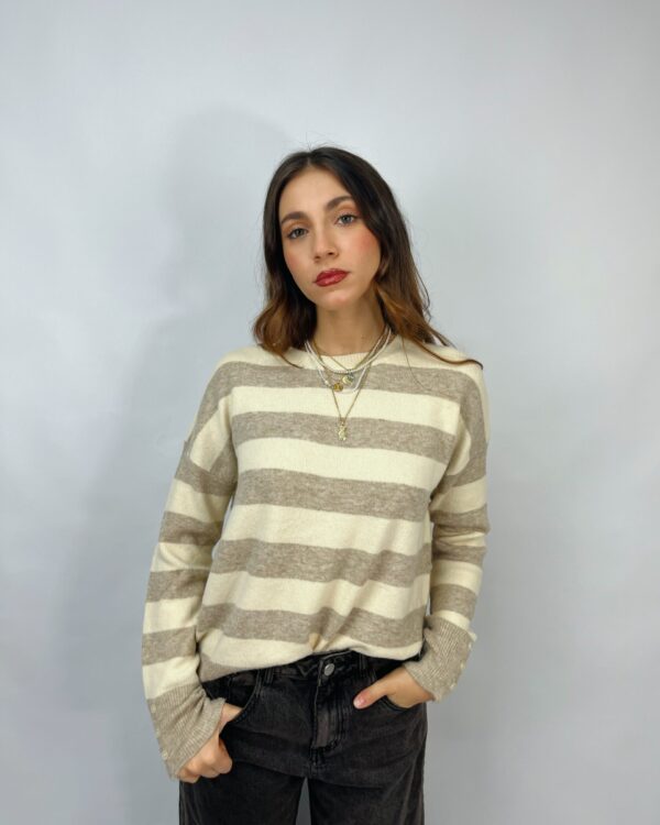 Maglia girocollo rigata con dettaglio bottoni