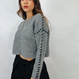 Maglia crop con impunture