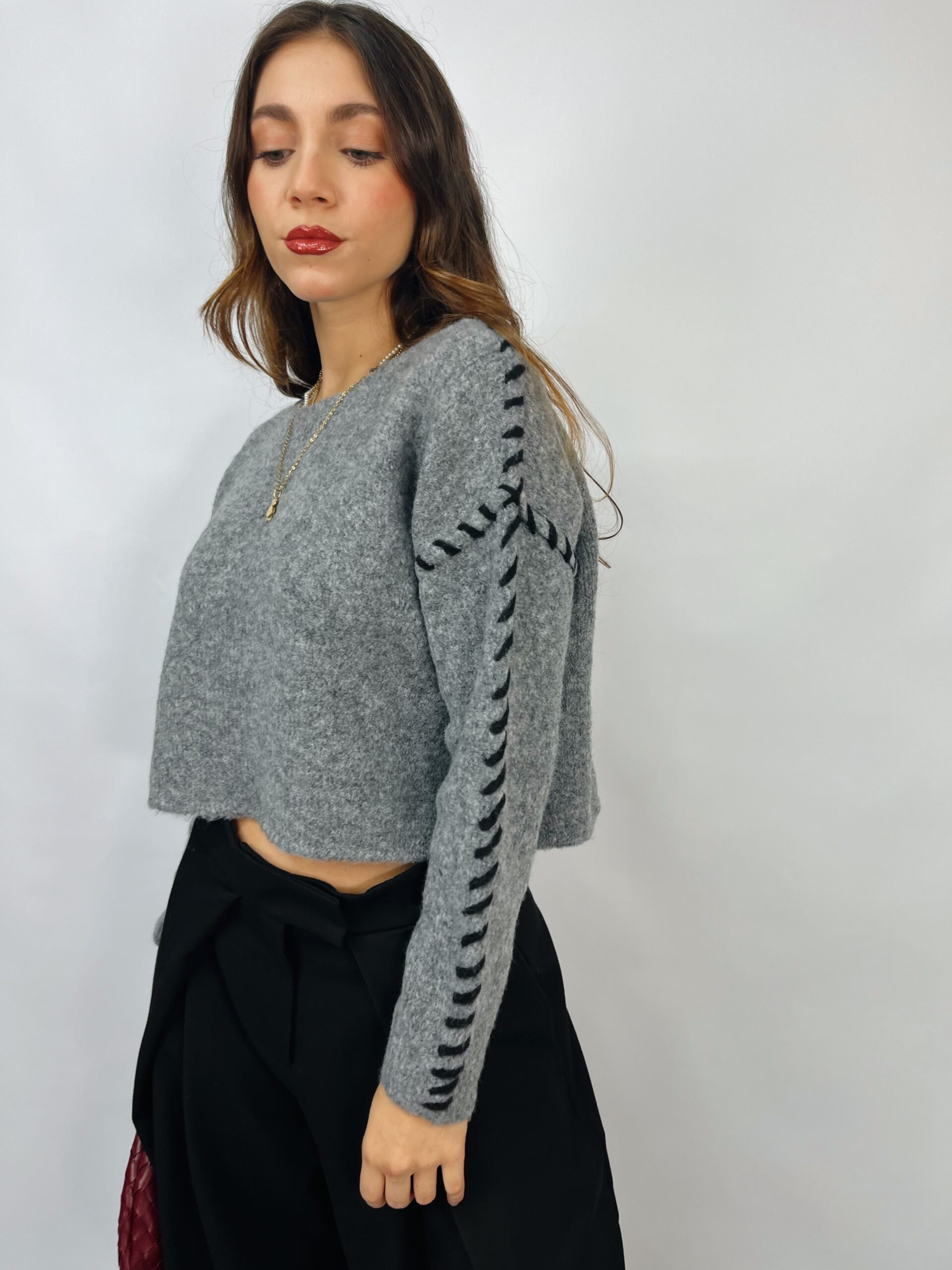 Maglia crop con impunture