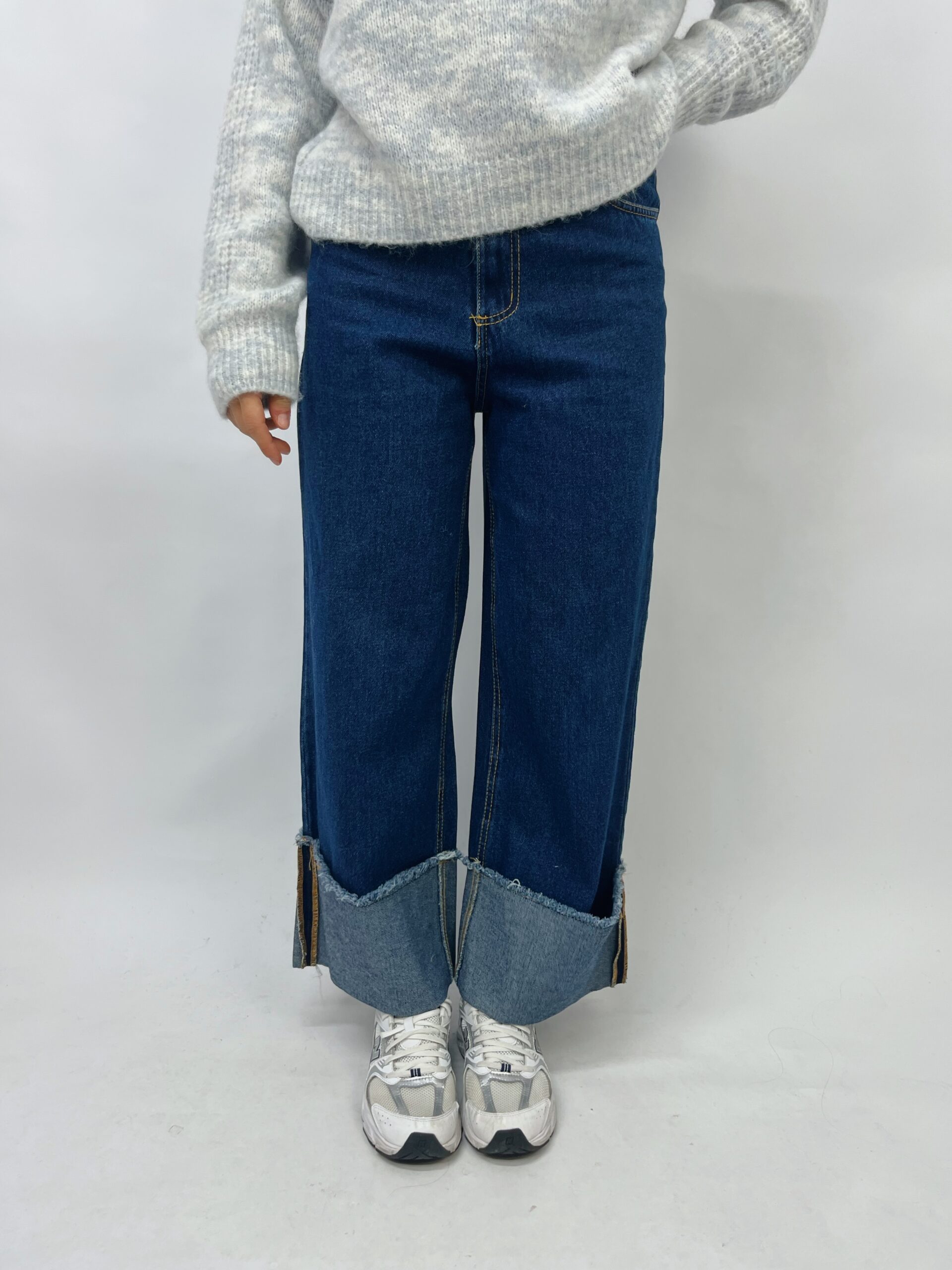 Jeans dritto con maxi risvolto sfrangiato - immagine 2