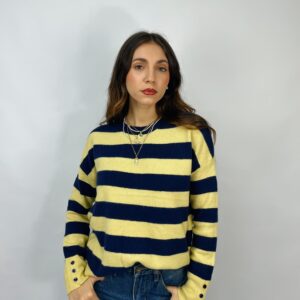 Maglia girocollo rigata con dettaglio bottoni